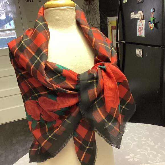 ROSES GALORE SCARF OR SHAWL WRAP ITALY MADE 🌹 - Picture 1 of 6